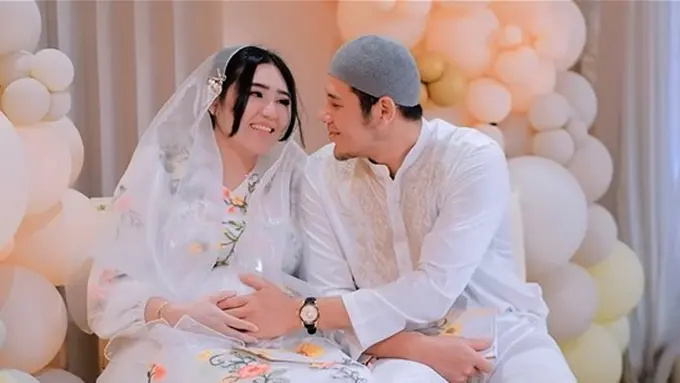 Via Vallen dan Cherva Yolanda gelar tasyakuran. [Foto: Instagram/viavallen]