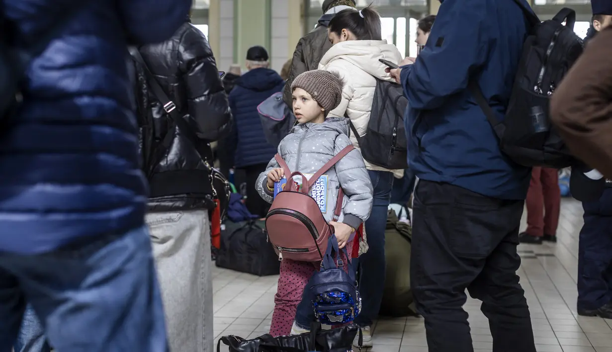 Seorang anak terlihat di antara pengungsi dari Ukraina di stasiun kereta api di Przemysl, Polandia tenggara, pada 5 April 2022. Lebih dari 4,2 juta pengungsi Ukraina telah meninggalkan negara itu sejak invasi Rusia, kata PBB. (Wojtek RADWANSKI / AFP)