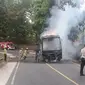 Tim pemadam kebakaran saat memadamkan bus terbakar di Jalan Raya Cibadak-Sukabumi (Liputan6.com/Istimewa).