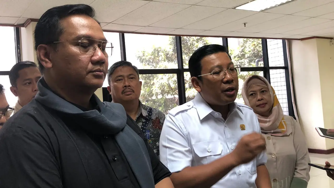 Anggota Ombudsman RI Yeka Hendra Fatika dan Plt Menteri Pertanian (Mentan) Arief Prasetyo Adi saat ditemui di Kantor Ombudsman, Selasa (17/10/2023). (Tira/Liputan6.com)