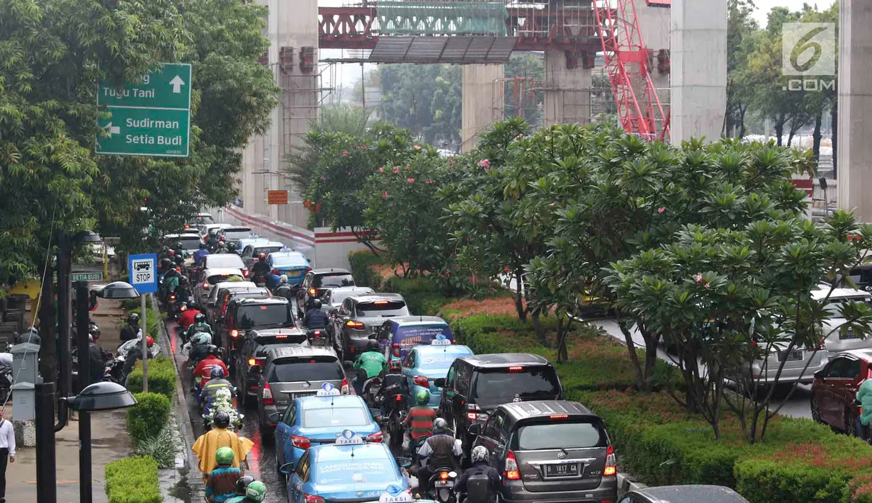 Kendaraan terjebak kemacetan di Jalan HR Rasuna Said, Kuningan, Jakarta, Jumat (18/1). Penyempitan jalan akibat pembangunan proyek light rail transit (LRT) berimbas pada kemacetan di kawasan tersebut. (Liputan6.com/Immanuel Antonius)