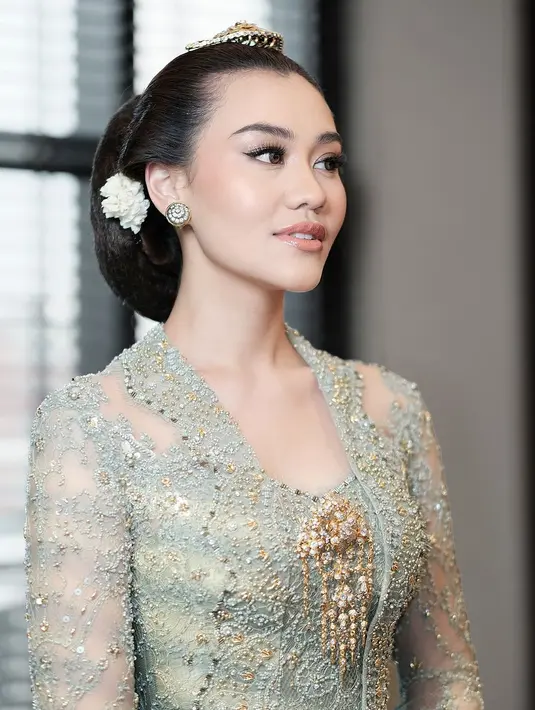 Di prosesi ini, Aaliyah Massaid dirias flawless dengan nuansa nude yang soft dan pas terlihat pada kulitnya. [Foto: Instagram/leoafandi_]
