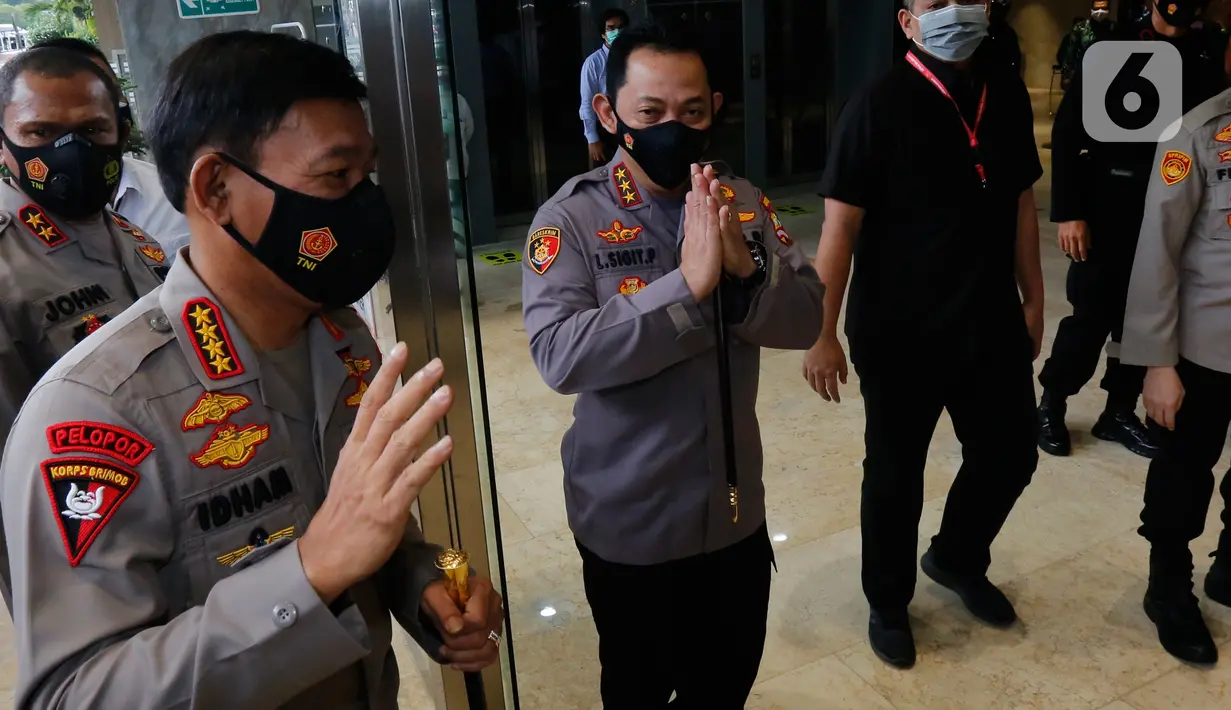 Calon Kapolri, Komjen Listyo Sigit Prabowo (kedua kiri) didampingi Kapolri Jenderal Idham Azis tiba di Gedung Nusantara II DPR, Senayan, Jakarta, Rabu (20/1/2021). Komjen Listyo menjalani uji kelayakan dan kepatutan (fit and proper test) calon Kapolri di Komisi III DPR. (Liputan6.com/Angga Yuniar)