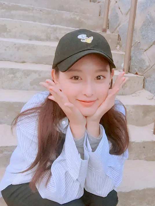 Aktris yang pernah membintangi drama Lovestruck In The City ini memang memiliki paras yang sangat menggemaskan. Oleh sebab itu, pose menopang dagu seperti ini terlihat pas untuk menambah kesan lucu dan imut dari Kim Ji-won. Foto imut Ji-won ini banjir like dan komentar dari netizen. (Liputan6.com/IG/@geewonii)