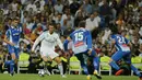 Cristiano Ronaldo berusaha melewati adangan para pemain Espanyol pada lanjutan La Liga Santander di Santiago Bernabeu stadium, Madrid, (01/10/2017). Real Madrid menang 2-0. (AP/Paul White)