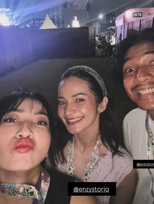 <p>Hesti Purwadinata hadir mengenakan atasan hitam sleeveless. Enzy Storia juga hadir mengenakan atasan bergaris sleeveless. Enzy juga mengenakan bando warna silver di kepalanya. [@hestipurwadinata]</p>