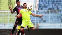 Penyerang anyar Arema, Robert Lima Guimaraes dianggap Mirip Cristian Gonzales. (Bola.com/Iwan Setiawan)