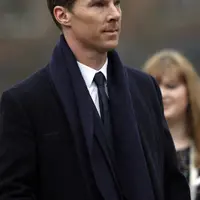 Benedicth Cumberbatch pun menjelaskan kepada Ratu Elizabeth kegiatan yang sedang dijalaninya, 'Oh, tidak pernah berhenti melakukannya?' kagum Ratu Elizabeth.  (AFP/Bintang.com)