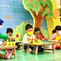 Memeriahkan masa libur sekolah, Kota Kasablanka menghadirkan Play-Doh Summer Fun. Anak-anak bisa bermain hingga berkompetisi di event tersebut. (Dok/Fimela.com/Hilda Irach).