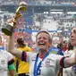 Striker Amerika Serikat, Megan Rapinoe, bersama rekan-rekannya merayakan gelar juara Piala Dunia Wanita 2019 usai mengalahkan Belanda pada laga final di Stadion Lyon, Lyon, Minggu (7/7). AS menang 2-0 atas Belanda. (AFP/Phillippe Desmazes)