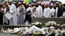 Komunitas muslim usai menghadiri acara penghormatan bagi korban teror di Potters Field Park, London, Senin (5/6). Mereka mengenang dan mendoakan korban serangan teror di London Bridge dan Borough Market yang menewaskan 7 orang (DANIEL LEAL-OLIVAS/AFP)