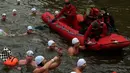 Orang-orang mengambil bagian dalam kompetisi berenang Natal tahunan di sungai Vltava, ibu kota Republik ceko, Praha, Rabu (26/12). Dalam menyemarakkan Natal, para peserta mengikuti lomba renang di sungai bersuhu dingin. (Michal CIZEK / AFP)