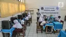 Guru saat mengawasi berlangsungnya kegiatan Asesmen Nasional Berbasis Komputer (ANBK) di SDN Pulogadung 05 Pagi, Jakarta Timur, Selasa (25/10/2022). Kementerian Pendidikan Kebudayaan Riset dan Teknologi (Kemendikbud Ristek) secara serentak menggelar ANBK 2022 tingkat SD/MI atau sederajat yang bertujuan untuk melihat kemampuan sekolah secara keseluruhan dalam pelaksanaan pendidikan, dan tujuan akhirnya adalah untuk peningkatan mutu sekolah. (meradeka.com/Iqbal S. Nugroho)