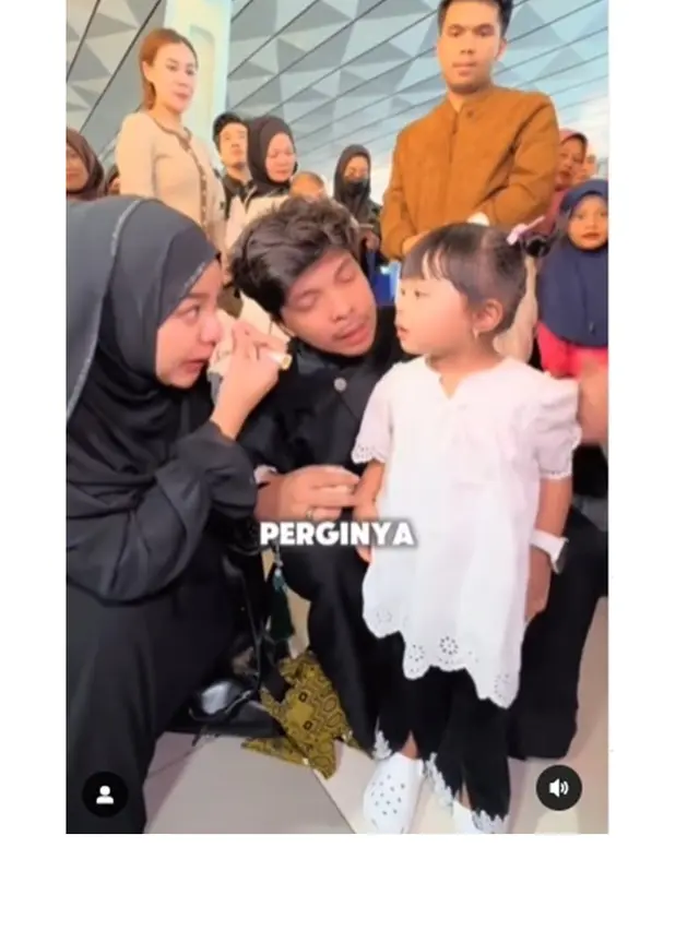 8 Momen Atta Halilintar dan Aurel Hermansyah Pamit Pergi Haji ke Anak, Penuh Haru