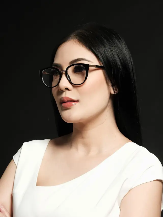 Tampil Makin Muda, Ini 7 Potret Nindy Ayunda Berkacamata yang Bikin Pangling