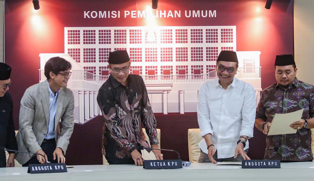 Ketua Komisi Pemilihan Umum (KPU) RI Hasyim Asyari (tengah) didampingi anggota KPU RI saat memberikan keterangan terkait debat Capres dan Cawapres ke 3 di Gedung KPU, Jakarta, Jumat (5/1/2024). (Liputan6.com/Angga Yuniar)