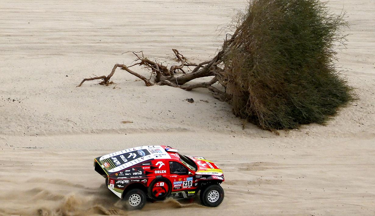 Pebalap Ford, Martin Prokop, saat beraksi di etape 1 Reli Dakar 2023 di Sea Camp, Arab Saudi, Minggu (1/1/2023). (AFP/Franck Fife)