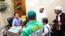 Perwakilan organisasi massa saat melaporkan Ahok ke Bareskrim Mabes Polri di Gedung KKP, Jakarta, Jumat (7/10). Dalam laporan tersebut Ahok diduga melakukan tindak pidana penistaan agama. (Liputan6.com/Helmi Fithriansyah)