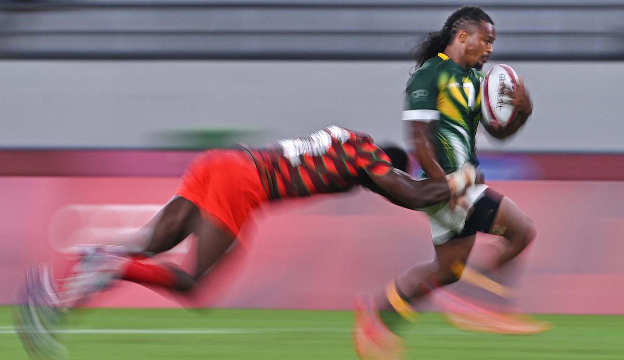 Branco du Preez (kanan) dari Afrika Selatan berusaha melewati kawalan pemain Kenya, Willy Ambaka dalam pertandingan grup C rugby tujuh putra Olimpiade Tokyo 2020 di Tokyo Stadium, Senin (26/7/2021). (Foto: AFP/Ben Stansall)