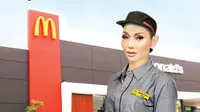 Bunda Corla mendatangi salah satu restoran cepat saji McDonald's di Jakarta (https://www.instagram.com/p/Cn8dfFnvpiy/)