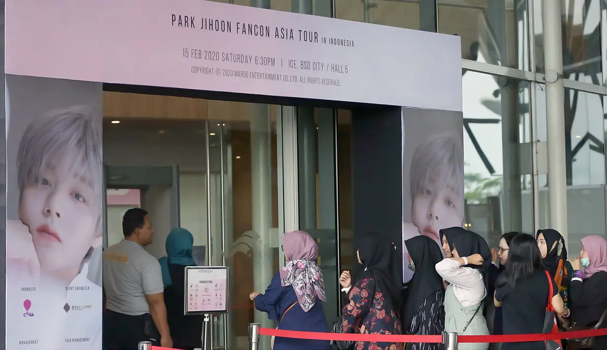 Penggemar Park Jihoon jelanng Konser digelar di ICE BSD Hall 5, Tangerang, Sabtu (15/2/2020). (Bambang E Ros/Fimela.com)