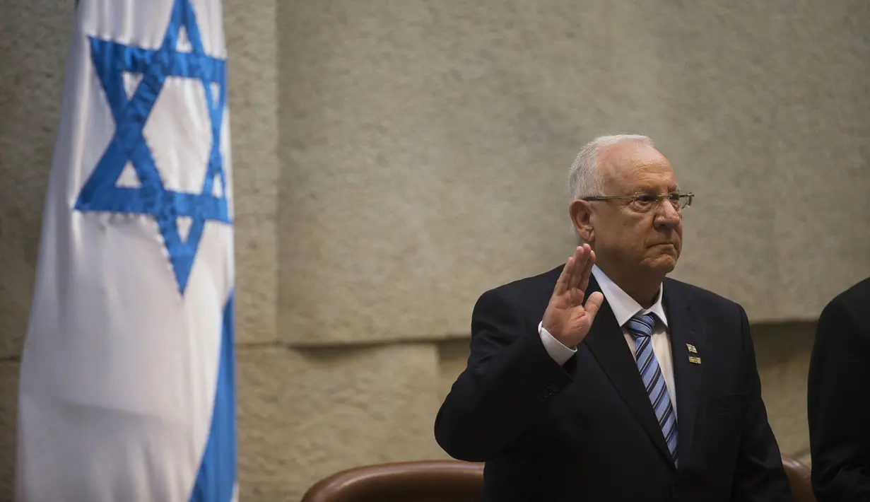 Di tengah konflik dengan Hamas, Pemerintah Israel melantik presiden baru, Kamis (24/7/14). (REUTERS/Ronen Zvulun)
