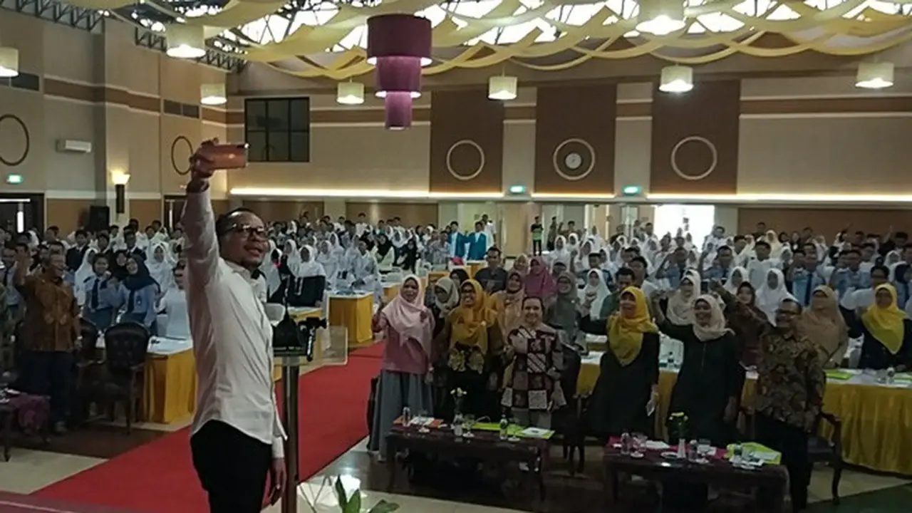 Kekinian, Menaker Berbagi Ilmu Hubungan Industrial Sambil Ngevlog