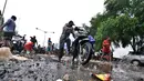 Seorang bapak berusaha menyalakan motornya yang mati akibat melewati banjir, Jakarta, Senin (6/2/2015).  Hujan yang turun sejak malam hingga kini membuat sejumlah ruas jalan tergenang air. (Liputan6.com/Faizal Fanani)