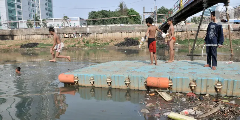 Berenang Bersama Sampah di Kanal Banjir Barat