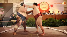 Pegulat Sumo menjalani ritual tachiai yang bertujuan mengukur kekuatan lawan. (Liputan6.com/Helmi Fithriansyah)