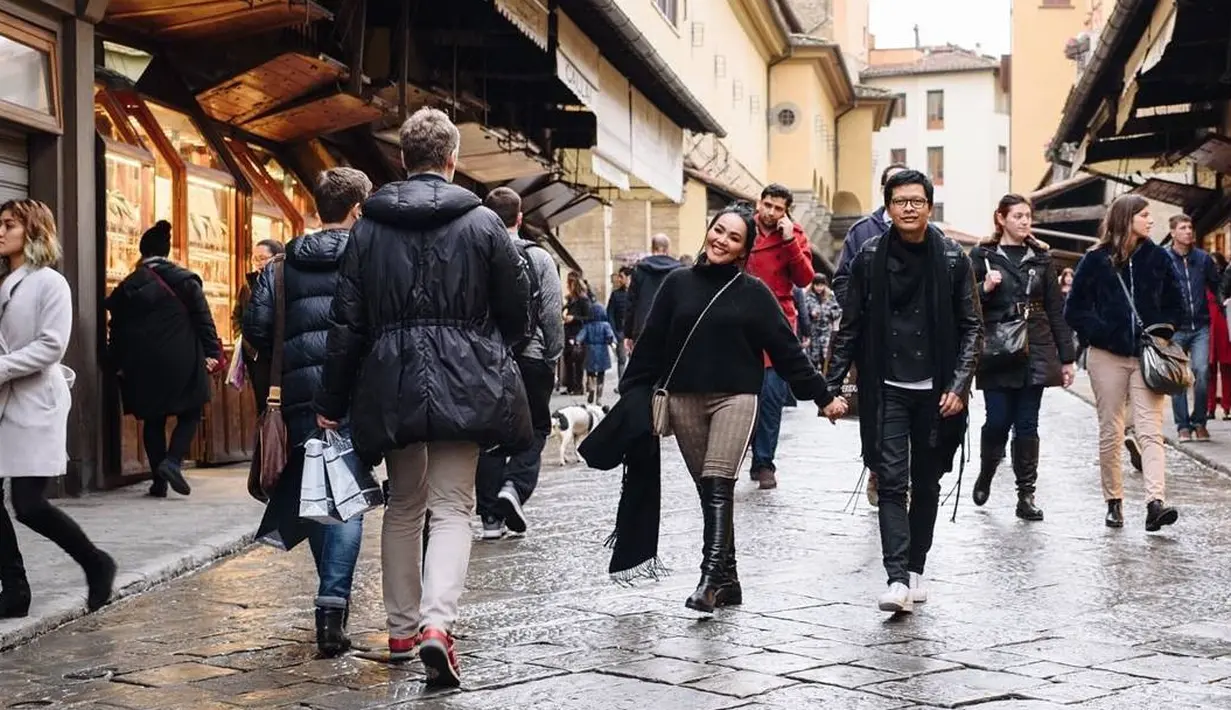 Armand Maula mengakui jika lagu 11 Januari merupakan salah satu kado untuk Dewi Gita. (Foto: instagram.com/dewigita01)