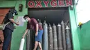 Pekerja melayani pelanggan isi ulang oksigen di agen isi ulang oksigen kawasan Kalimalang, Jakarta, Rabu (27/1/2021). Arif, salah seorang pekerja mengungkapkan permintaan oksigen untuk kebutuhan medis rumahan meningkat 50 persen sejak pandemi Covid-19 mewabah di Jakarta (merdeka.com/Iqbal S Nugroho)