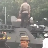 Mengamankan jalannya demo 4 November 2016, anggota Brimob ini buat ribuan pendemo Ahok merinding dengan suara azan yang dikumandangkannya. (Foto: YouTube.com)