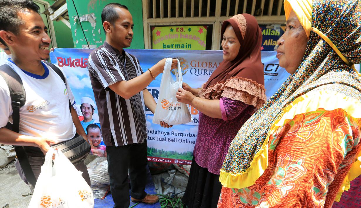 Head of Sales BukaLapak.com Tri Bagus Subekti bersama Wahyu Novian Perwakilan Aksi Cepat Tanggap(ACT) saat menyerahkan secara simbolis daging kurban kepada masyarakat yang membutuhkan di Jakarta, Kamis (24/9). (Istimewa)