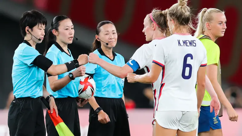 Foto: Yoshimi Yamashita, Satu dari Tiga Wasit Perempuan yang akan Pimpin Laga di Piala Dunia 2022 Qatar