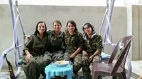 Kaum wanita ini bersama-sama angkat senjata guna membebaskan wilayah mereka dari kaum militan. (Sumber Sputnik News)