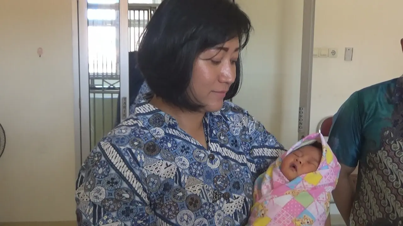 Bayi Perempuan Ditinggal di Toilet, Bayi Lelaki Dibuang ke Parit