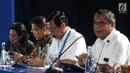 Gubernur BI Perry Warjiyo (kanan) saat memberi keterangan terkait pertemuan tahunan IMF-Bank Dunia di Bali, Senin (8/10). Pertemuan tahunan IMF-Bank Dunia digelar pada tanggal 8 hingga 14 Oktober 2018. (Liputan6.com/Angga Yuniar)