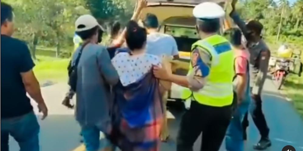 Polisi dan warga bantu ibu hamil (Instagram/@polantasindonesia)