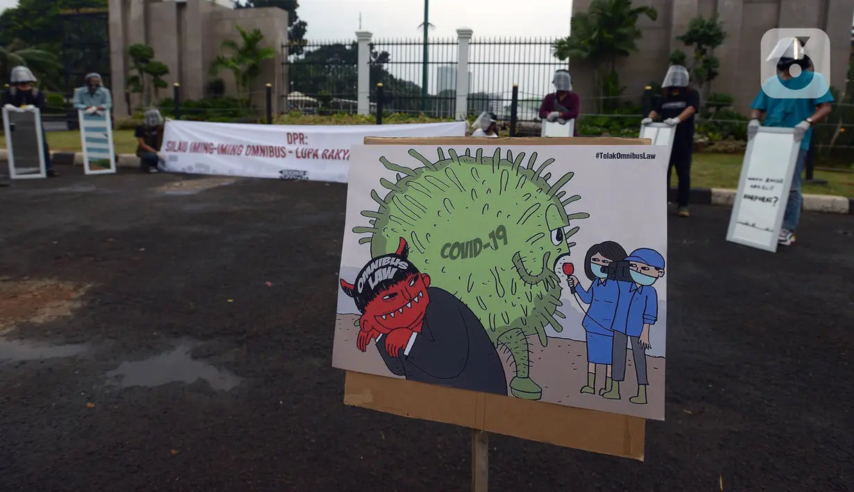 Sejumlah aktivis melakukan aksi damai di depan Kompleks Parlemen Senayan, Jakarta, Selasa (14/7/2020). Dalam aksinya mereka menuntut DPR untuk membatalkan Rancangan Undang-Undang (RUU) Cipta kerja atau Omnibus Law. (merdeka.com/Imam Buhori)