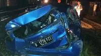 Kondisi Sigra ringsek ditabrak kereta di Bekasi. (Istimewa)