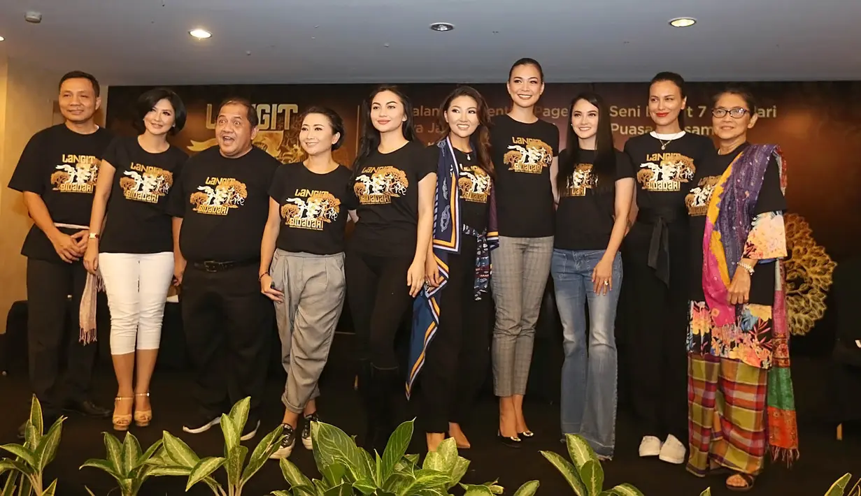 Tokoh Joko Tarub diperankan oleh Samuel Rizal, dan Jajang C Noer sebagai Mbok Rondo (Ibunda Joko Tarub). Dan untuk penyutradaraan teater Langit 7 Bidadari dipercayakan kepada Harry De Fretes. (Bambang E.Ros/Bintang.com)