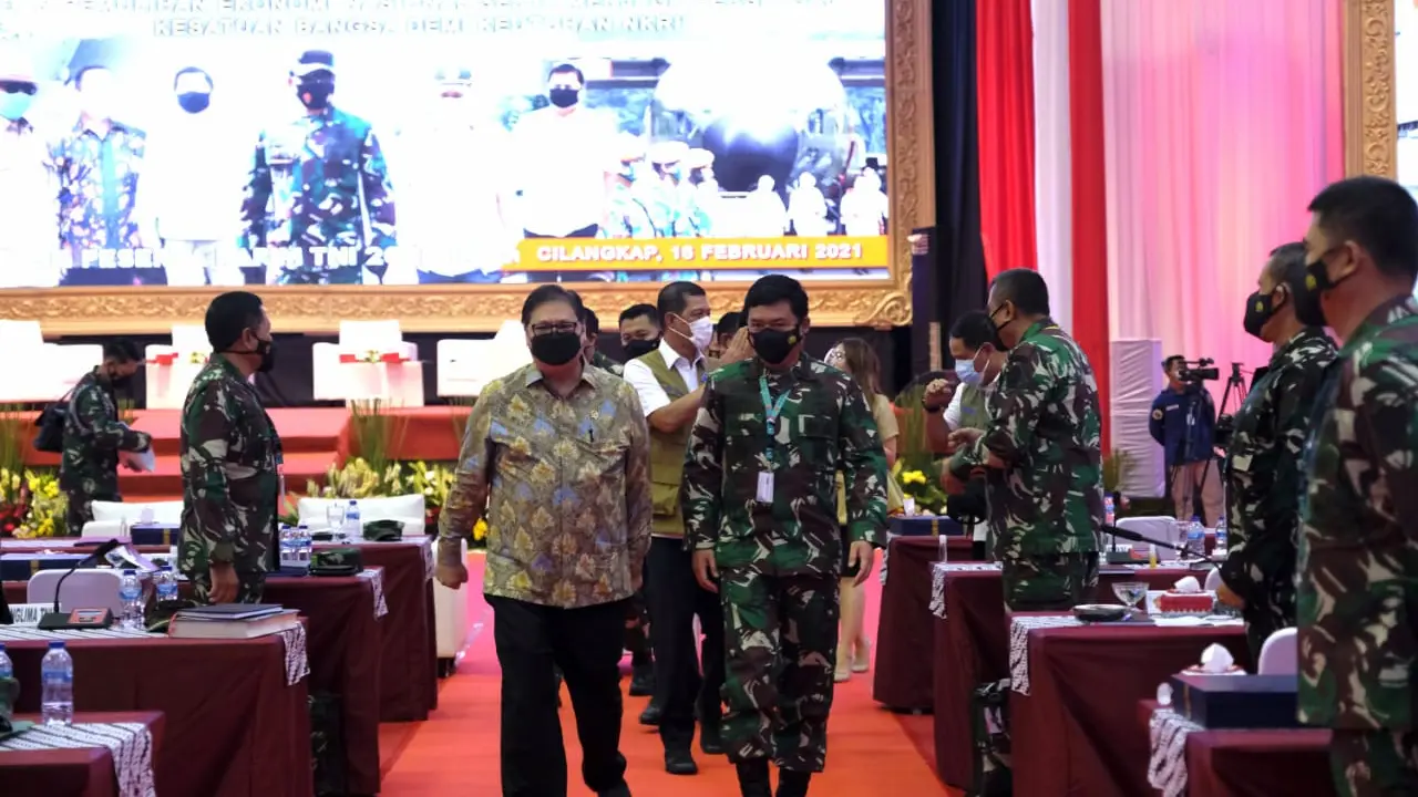 Airlangga Apresiasi Dukungan TNI Menyukseskan PPKM Mikro