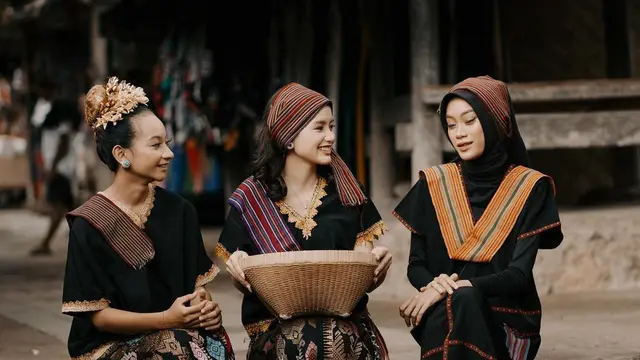 7 Pesona Sarah Menzel Pakai Baju Tradisional NTB, Curi Perhatian