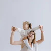 Pola asuh yang terlalu ekstrem baik terlalu mengontrol, maupun terlalu bebas tidak selalu menjadi pilihan terbaik. (Foto/dok: Pexels/Alina Matveycheva)