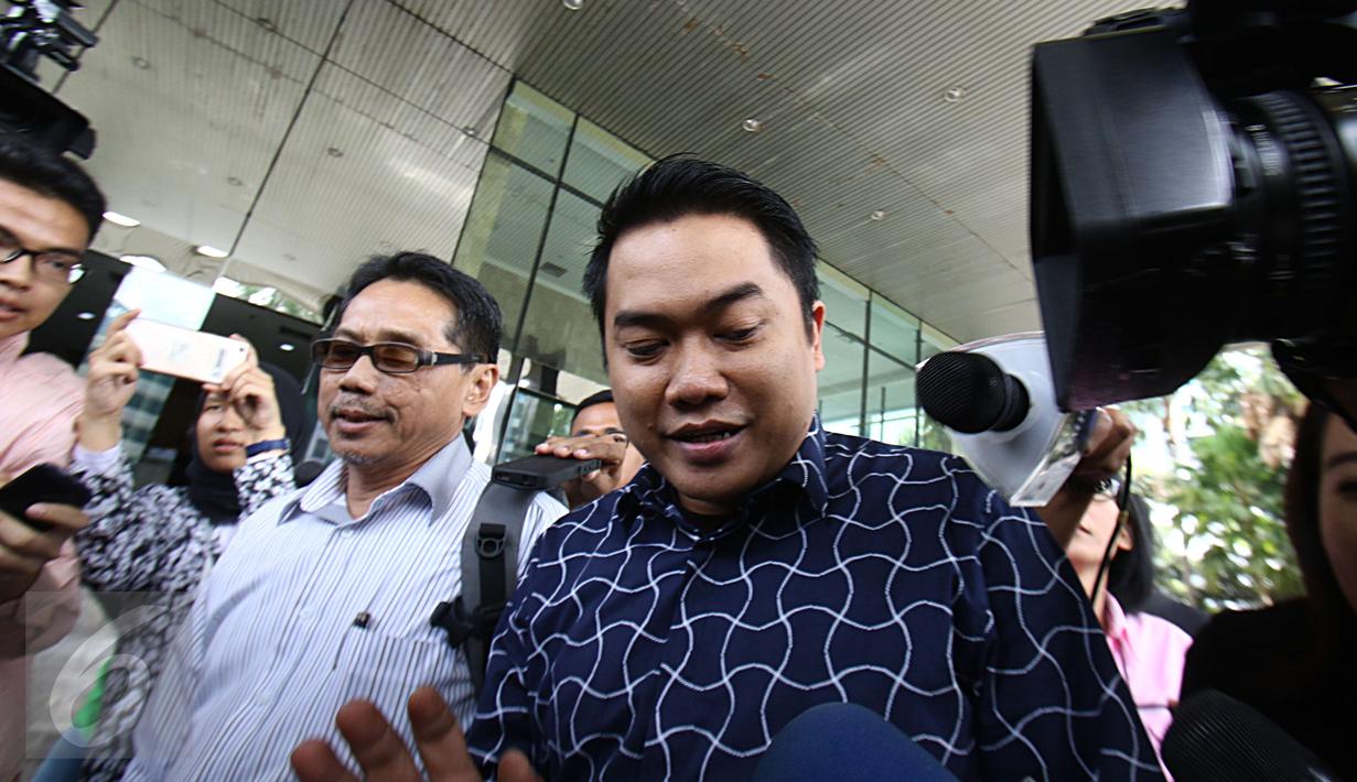 Andy Purnomo usai diperiksa KPK, Jakarta, Rabu (25/1). Selain Andy, KPK memanggil tujuh saksi. Dua di antaranya ajudan Bupati Klaten, Edy Dwi Hananto dan Nina Puspitasari. Lima ainnya merupakan PNS di lingkungan Pemkab Klaten. (Liputan6.com/Helmi Afandi)