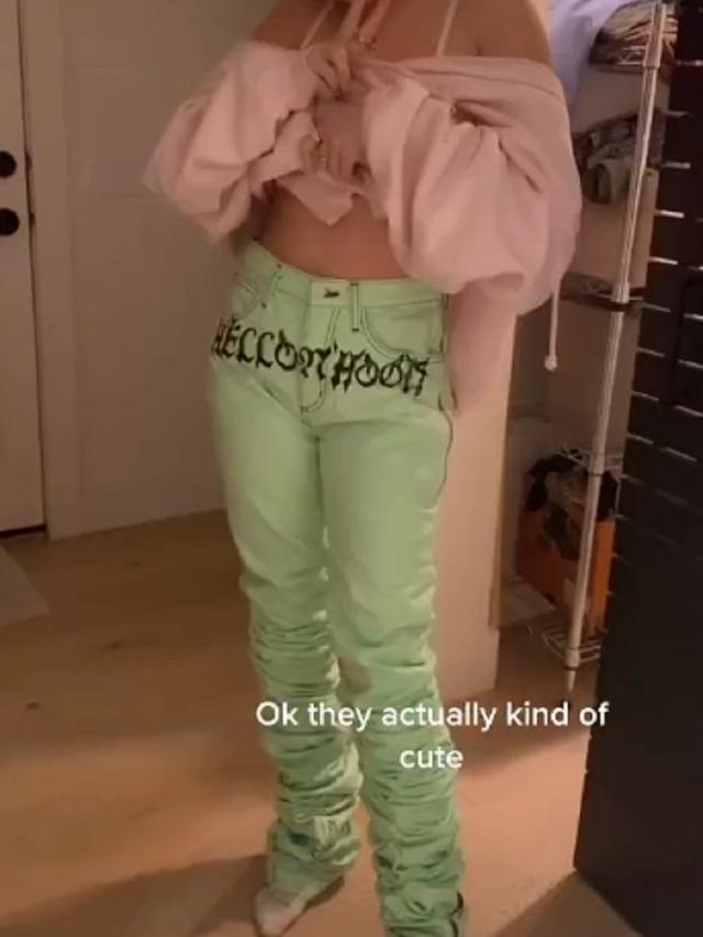 Beli Celana Online, Wanita Ini Kaget yang Datang Sepanjang 3 Meter