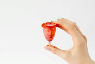 Beralih ke menstrual cup membantu Sahabat Fimela mengurangi limbah plastik sekaligus menghemat pengeluaran bulanan secara signifikan. [Dok/Pexels.com/www.kaboompics.com].