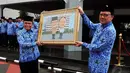 Dirjen Otonomi Daerah Kemdagri, Djohermansyah Djohan (kiri) menerima karikatur dari Mendagri Tjahjo Kumolo, Jakarta, Senin (22/12/2014). (Liputan6.com/Johan Tallo)