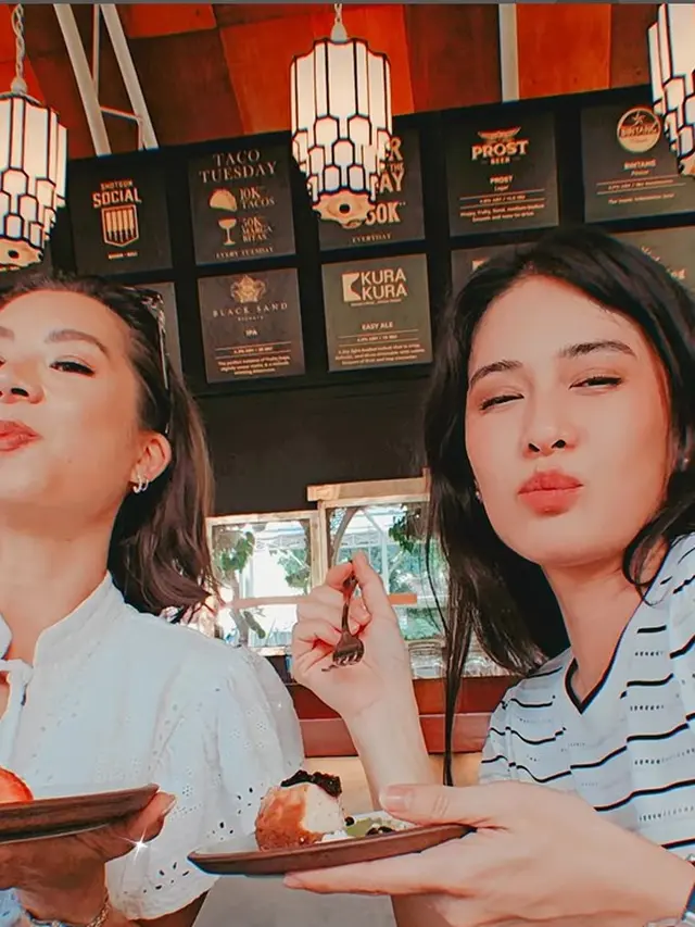 Dian Sastrowardoyo dan Jennifer Bachdim. [Foto: Instagram/therealdisastr]